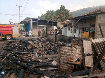 Diduga Gudang BBM Terbakar, Warga: Satu Unit Motor Luluh Lantak